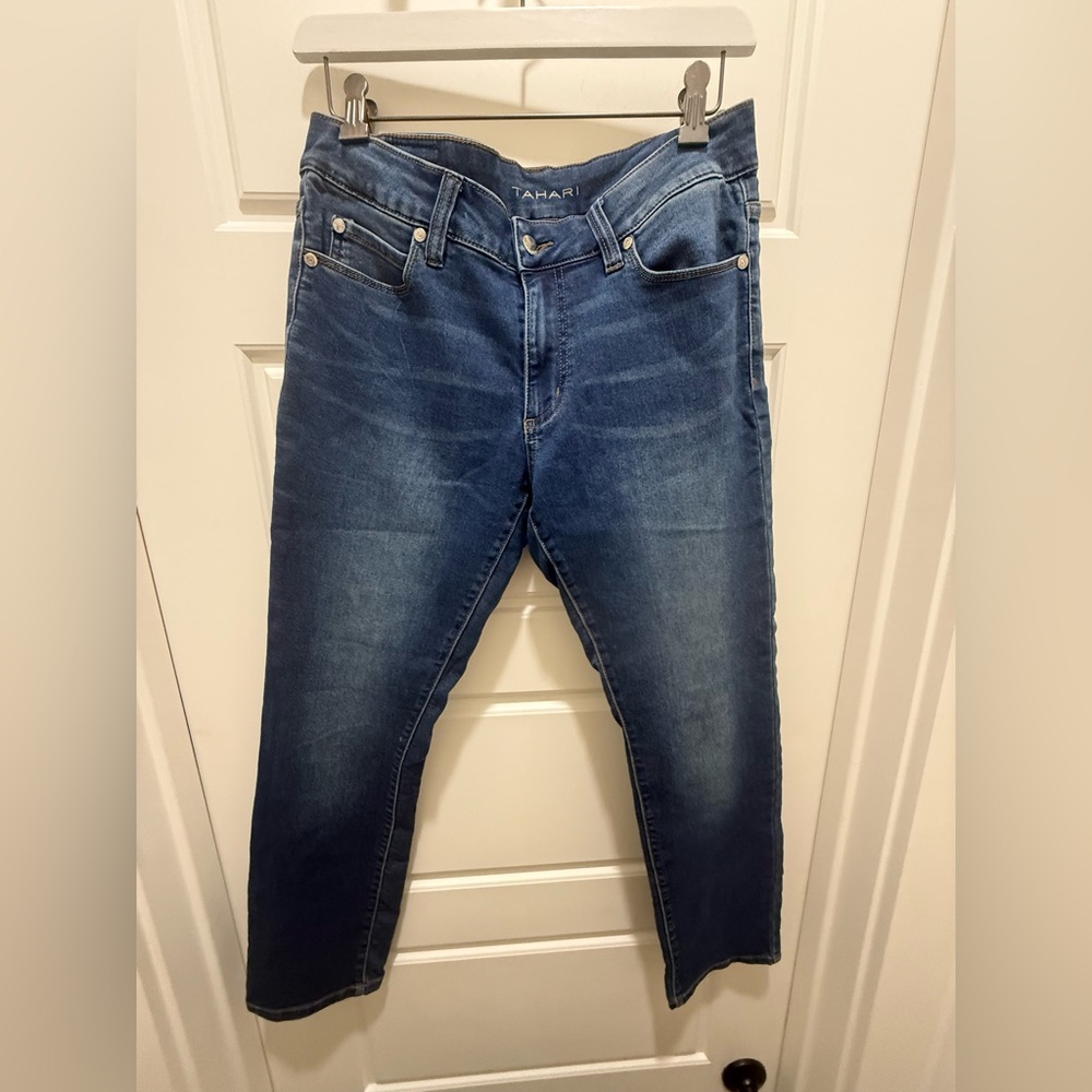 Tahari. Women’s Straight Leg. Medium Wash. size 8.